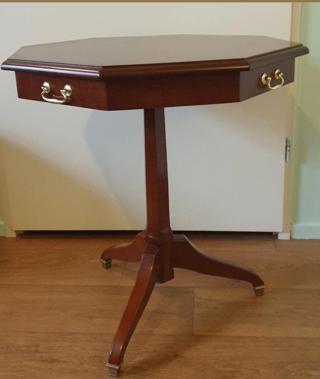 Mooie achthoekige tafel in notenhoutkleur, perfect staat, Huis en Inrichting, Tafels | Statafels, Ophalen