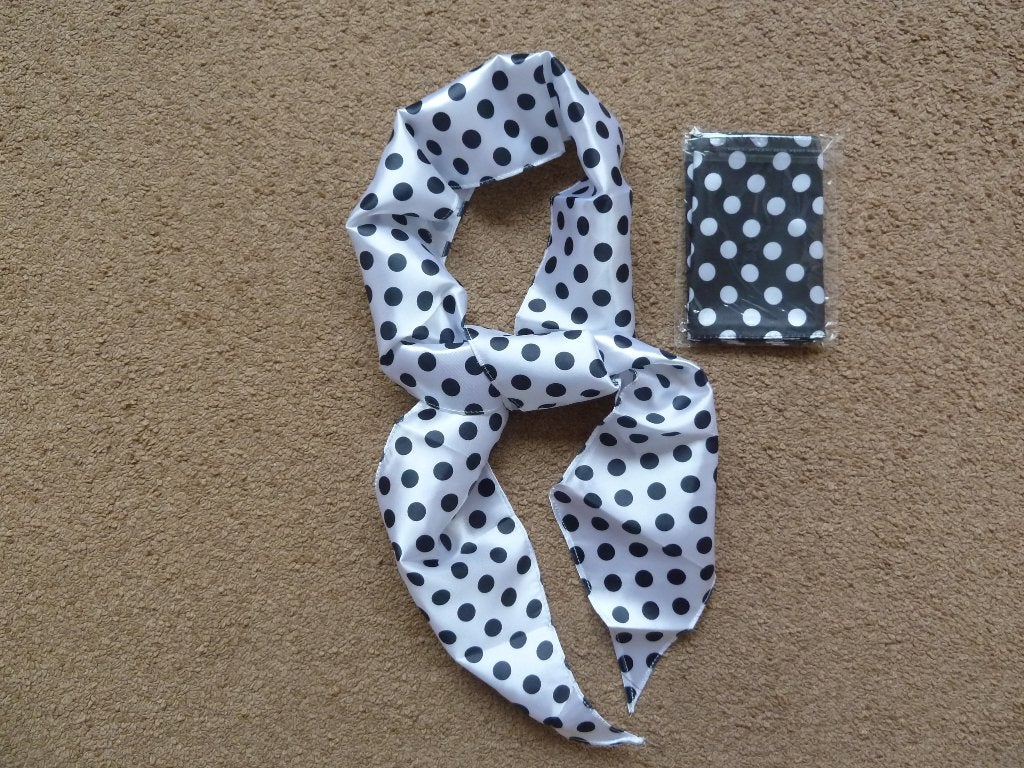Glossy sjaaltje 2 stuks nieuw in verpakking, Kleding | Dames, Mutsen, Sjaals en Handschoenen, Ophalen of Verzenden, Nieuw, Maat 38/40 (M)