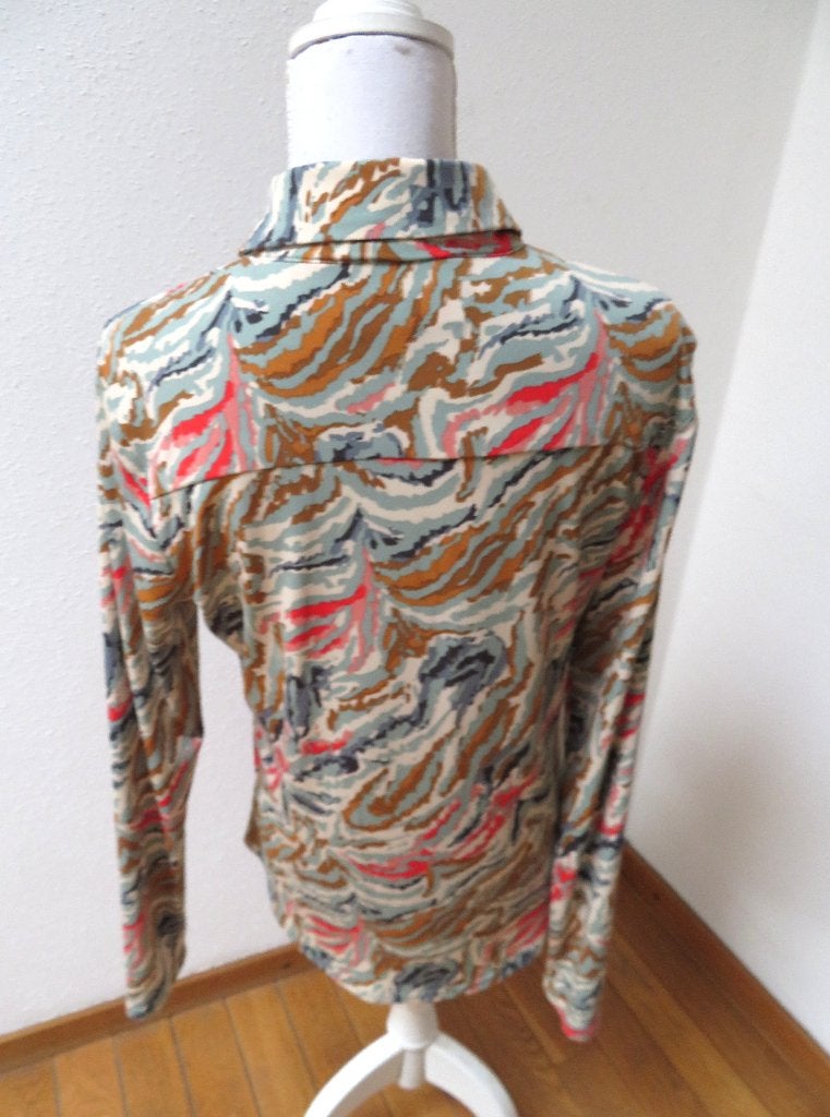 X57 Andco Woman nieuwe blouse travelstof groen rood 38, Maat 38/40 (M), Nieuw, Ophalen of Verzenden, Andcowoman