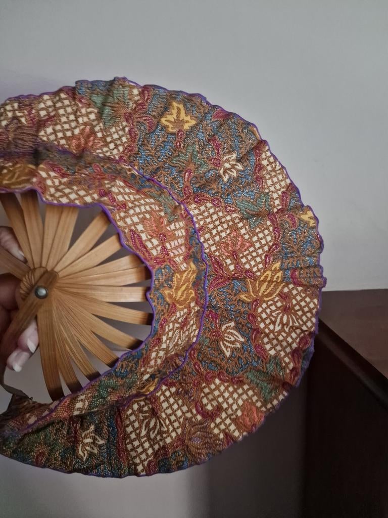2 Indonesische hoeden / waaiers ineen, Ophalen of Verzenden, Zo goed als nieuw, One size fits all