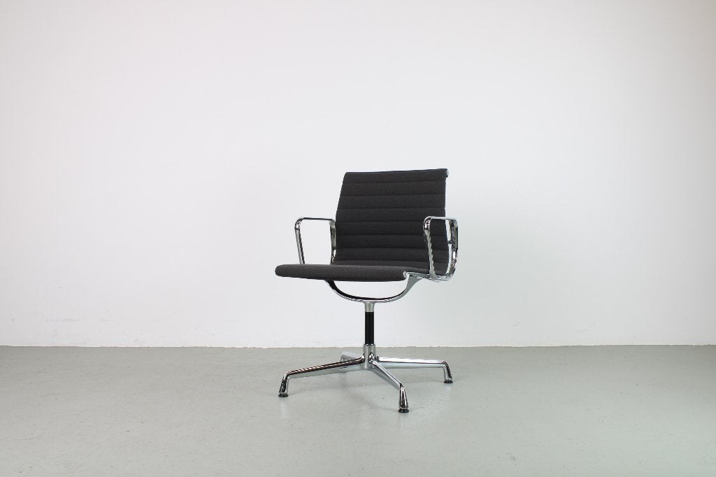 Vitra EA 103 stoel, donker grijs, Ophalen, Zo goed als nieuw, Grijs, Eén