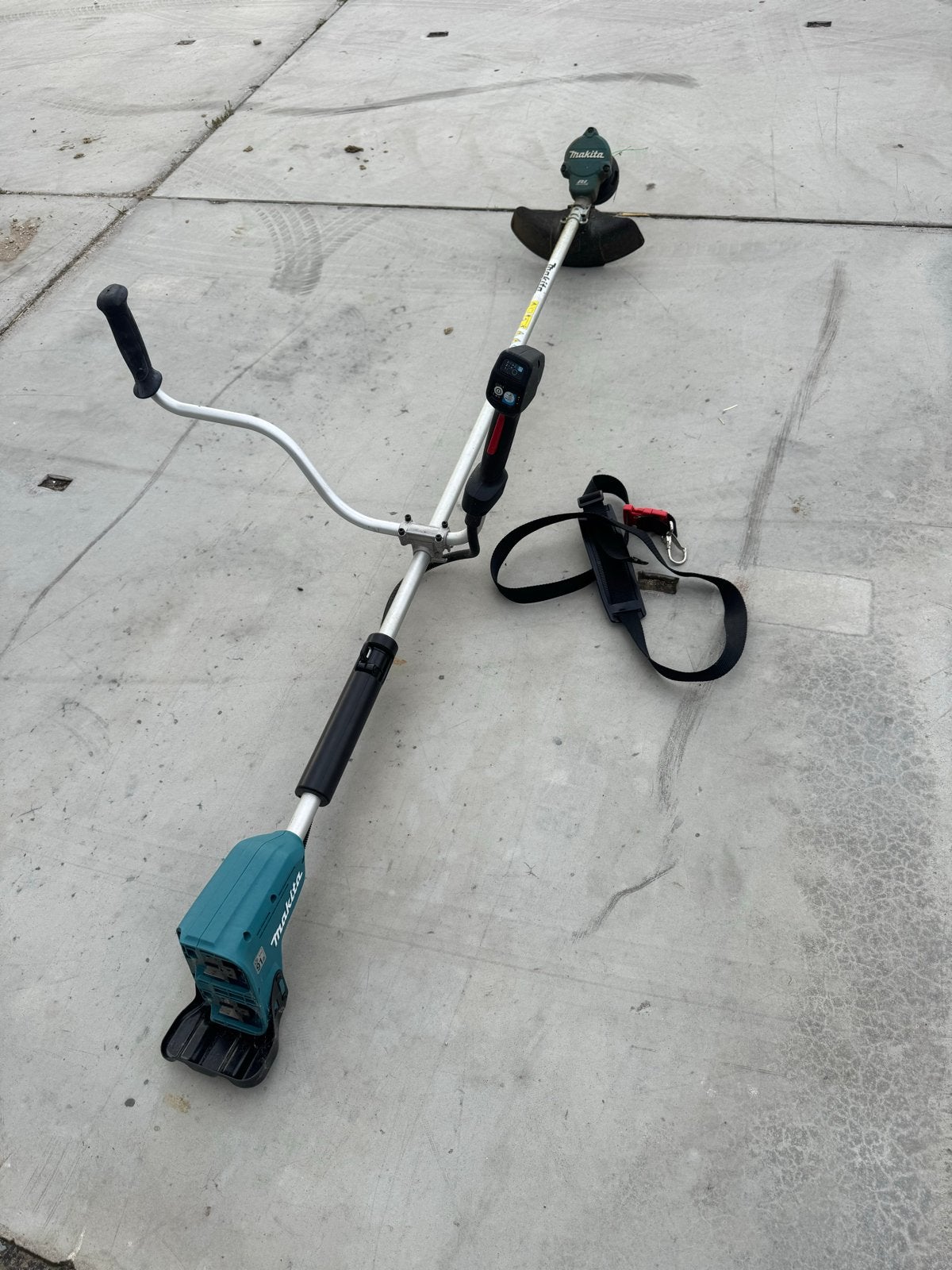 Makita Bosmaaier met draad en mes, accu aangedreven, Verzenden, Gebruikt, 30 tot 50 cm, Accu
