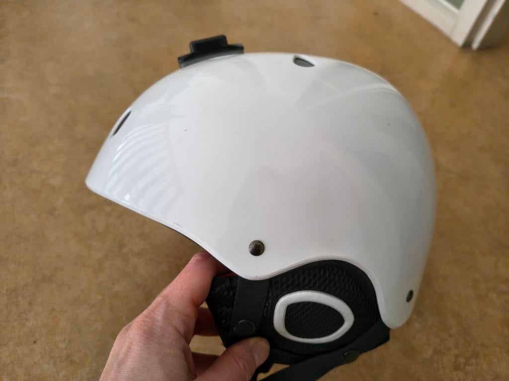 Witte skihelm met GoPro-bevestiging, Sport en Fitness, Skiën en Langlaufen, Overige merken, Gebruikt, Overige typen, Ophalen of Verzenden