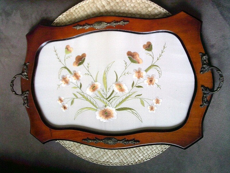 Vintage houten dienblad met glasplaat en borduursel jaren 50, Antiek en Kunst, Ophalen of Verzenden