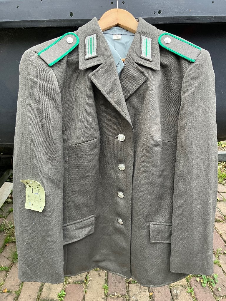 Veel DDR militaria medailles uniformen etc, Verzamelen, Militaria | Algemeen, Ophalen of Verzenden, Landmacht, Duitsland, Lintje, Medaille of Wings
