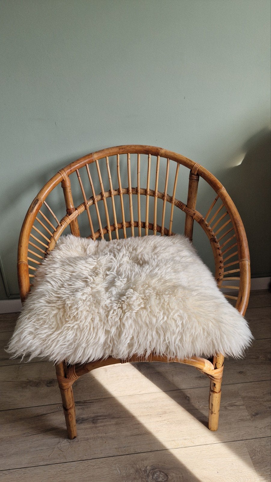 Vintage rotan kinderstoel 70cm breed, met schapenvacht kusse, Antiek en Kunst, Ophalen of Verzenden