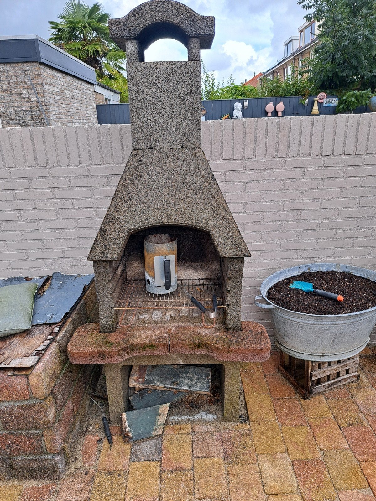 Stenen barbecue met schoorsteen, Ophalen, Gebruikt, Onbekend