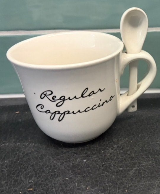 2 Riviera Maison Cappuccino Mokken met Lepel - Set van 2, Nieuw, Ophalen of Verzenden, Steen/keramiek, Wit