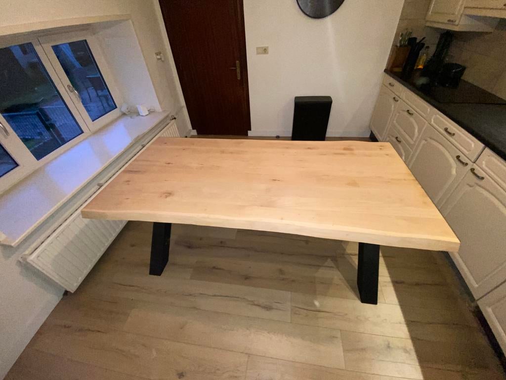 Robuuste eiken eettafel met stalen X poot, Huis en Inrichting, Tafels | Eettafels, Eikenhout, Nieuw, Landelijk, 150 tot 200 cm