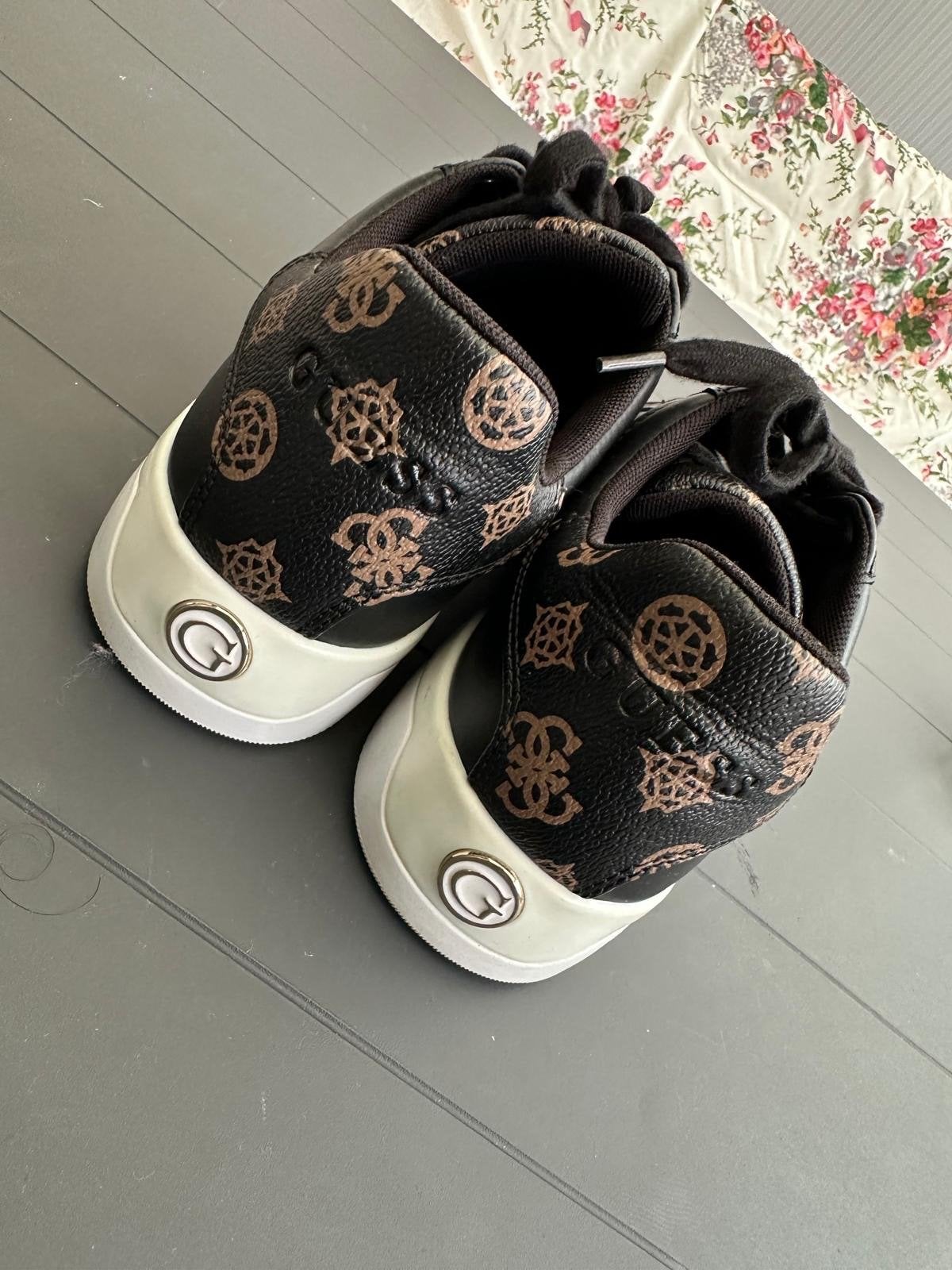 Guess sneakers zwart met logo print, Kleding | Dames, Schoenen, Ophalen, Zo goed als nieuw, Zwart, Sneakers of Gympen