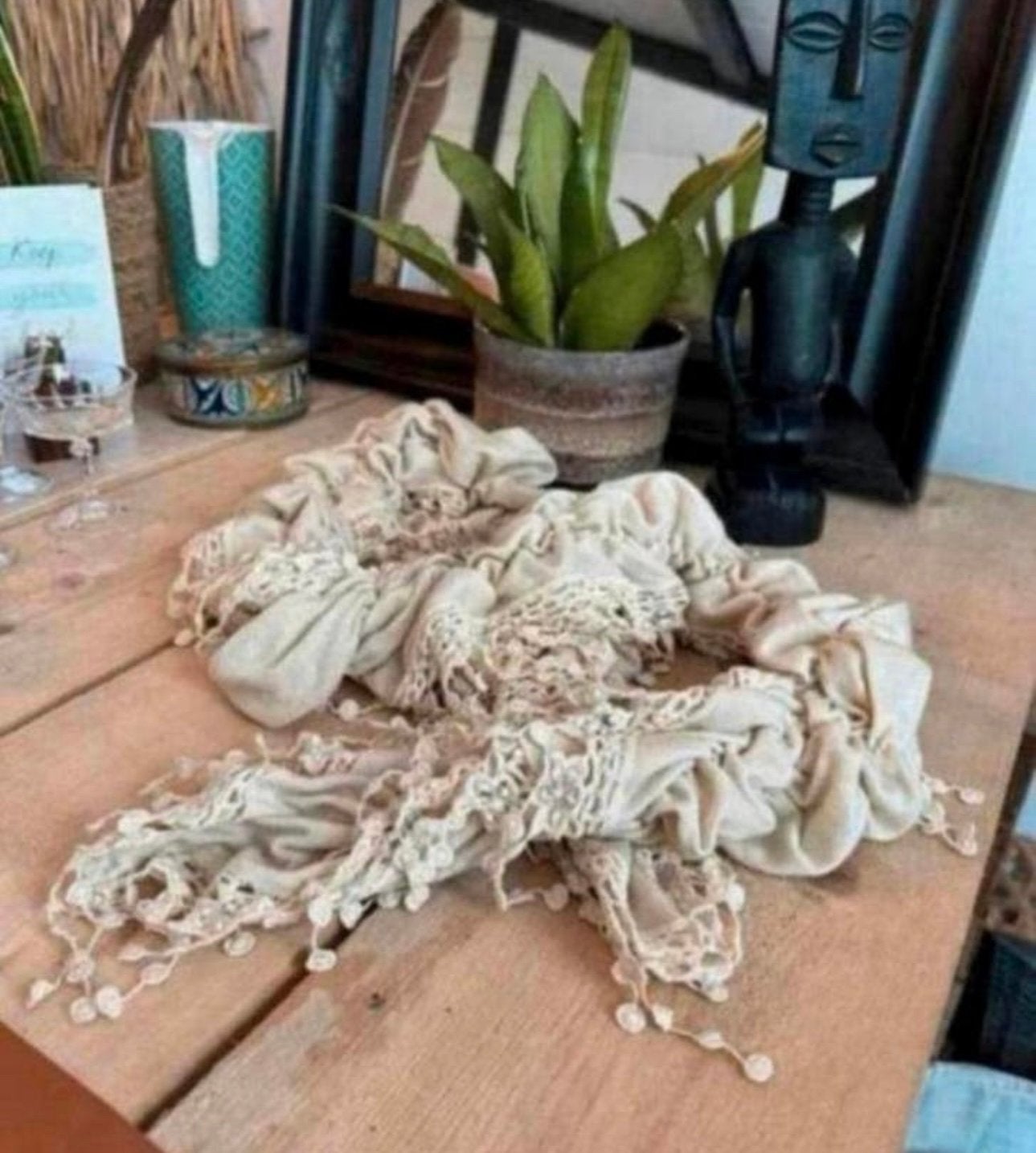 Beige sjaal franjes met bloemen van jane norman, Ophalen of Verzenden, Zo goed als nieuw