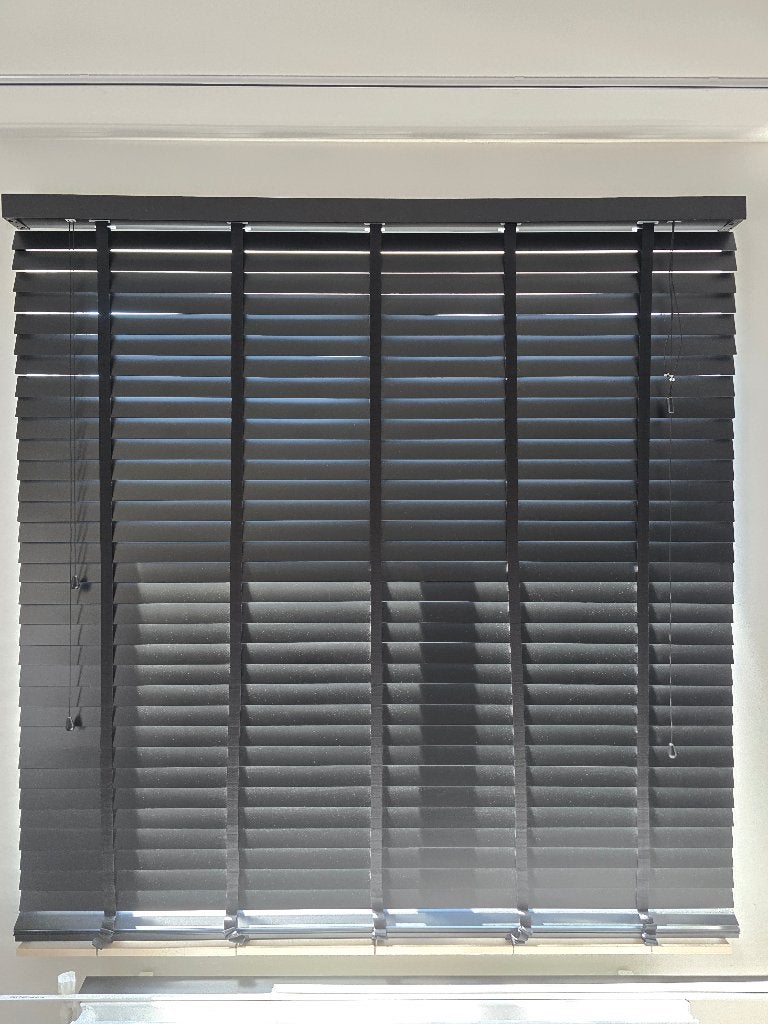 2 houten raamjaloezieën 50 mm lamellen – 160 x 180 cm, Ophalen, Inclusief montageonderdelen, Zwart, Zo goed als nieuw
