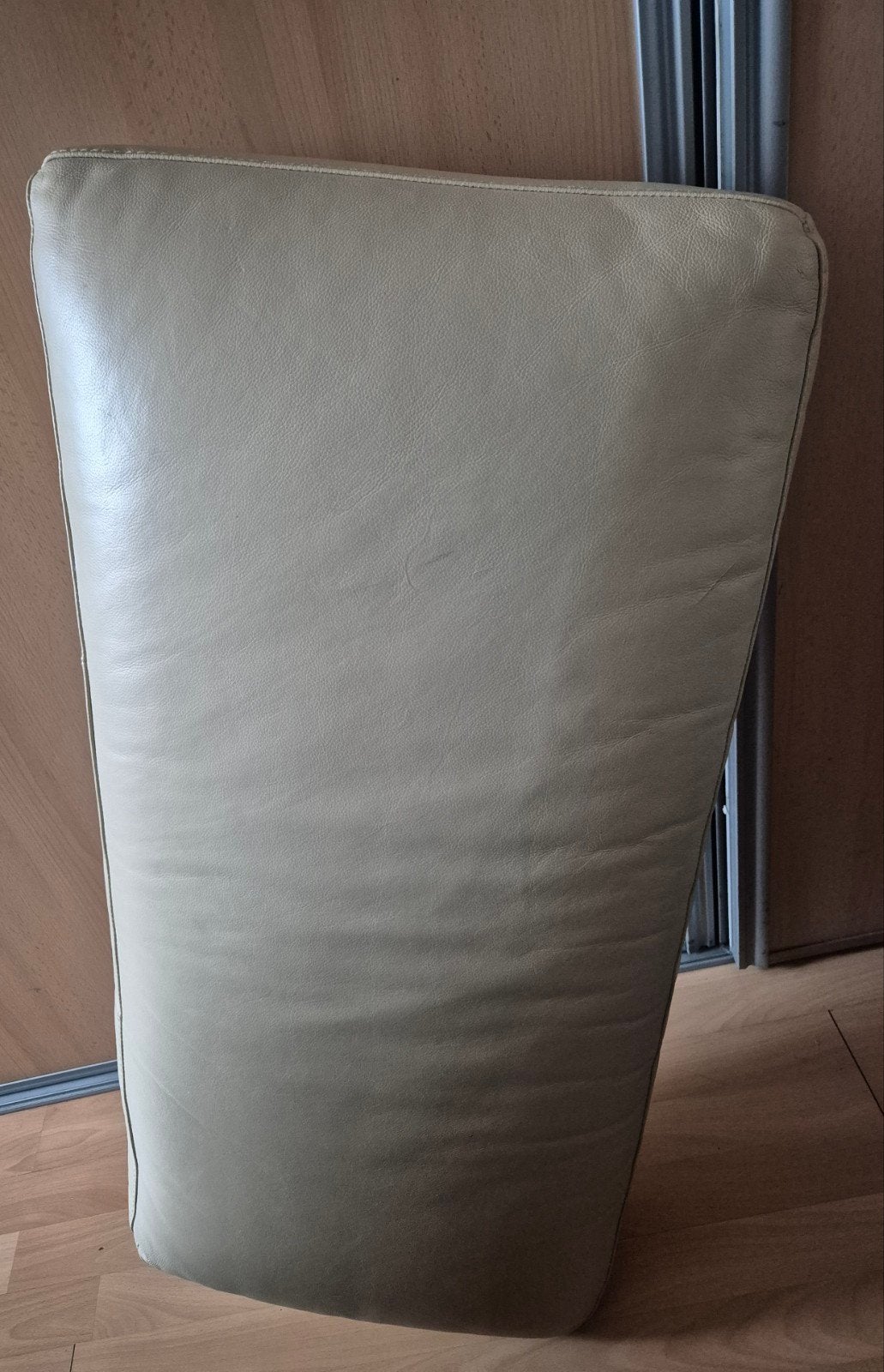 Leren poef/voetenbankje - Crème/Zwart, Huis en Inrichting, Banken | Voetenbanken en Poefen, Minder dan 50 cm, Gebruikt, Ophalen of Verzenden