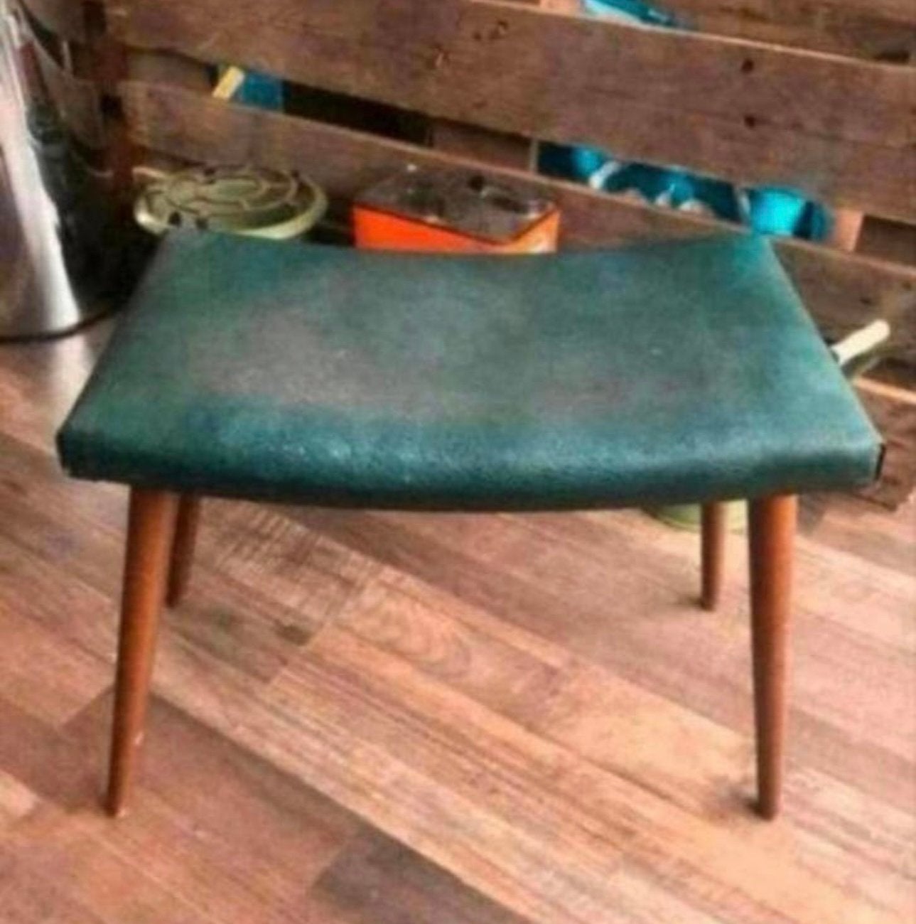 Vintage voetenbankje met groen skai leer, retro houten poten, Ophalen, Zo goed als nieuw
