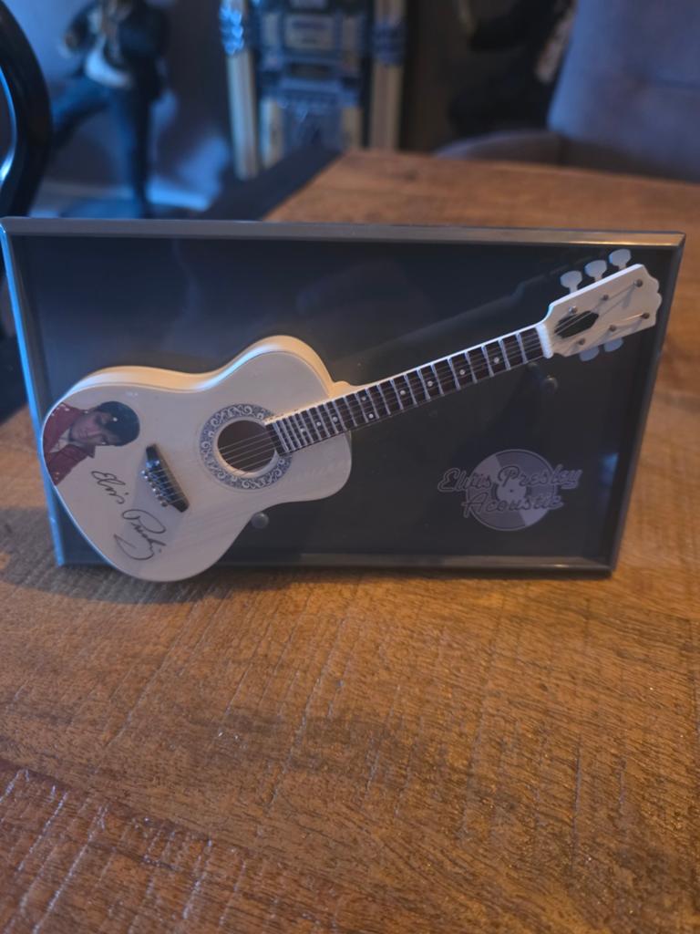 Elvis Presley Akoestische Gitaar Miniatuur - Gesigneerd, Ophalen of Verzenden, Zo goed als nieuw, Pop, Beeldje of Miniatuur, Gesigneerd