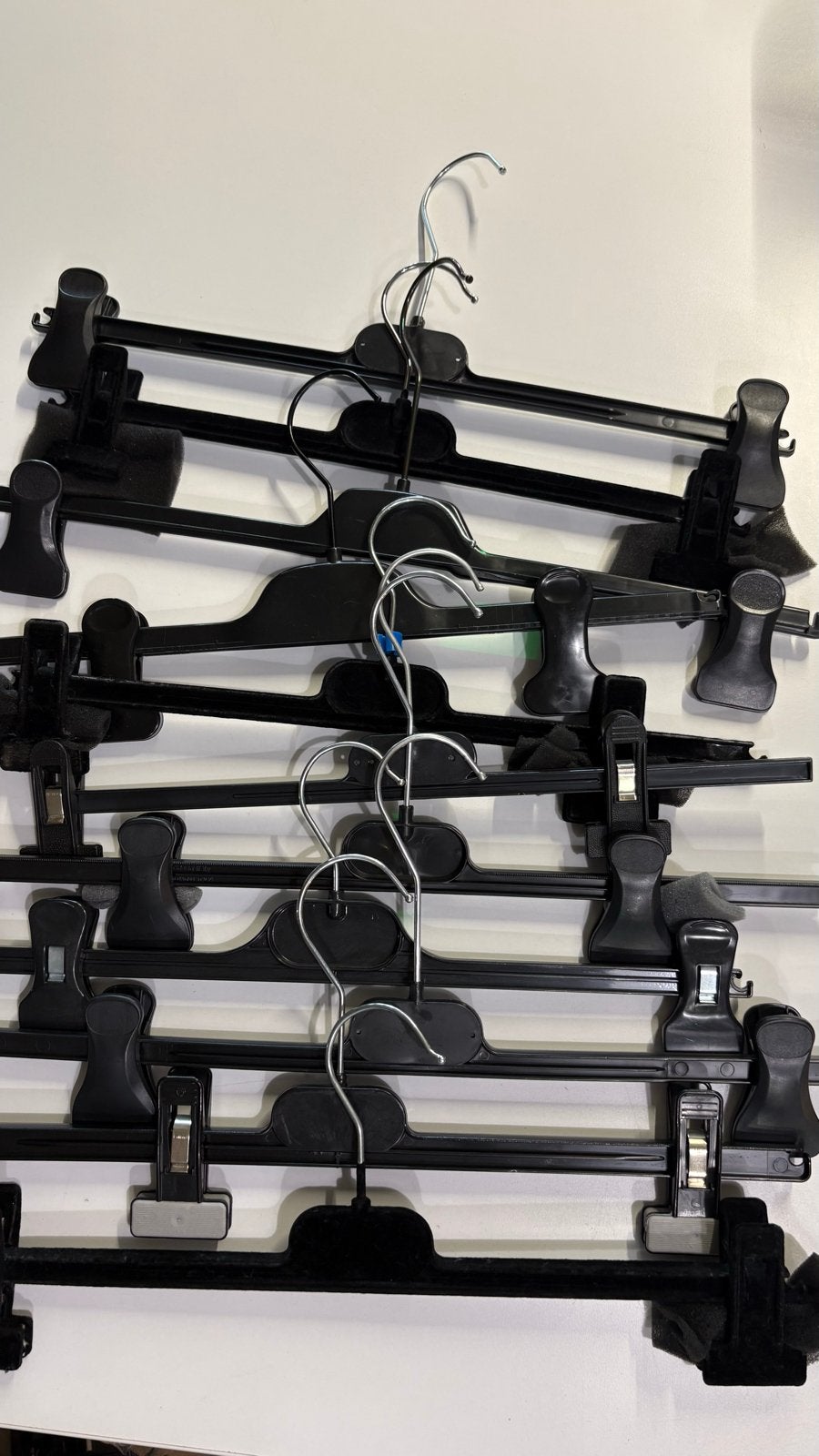 100 Kledinghangers met clips - Diverse maten en materialen, Kleding | Dames, Kledinghangers, Ophalen, Gebruikt, Kunststof, Kinderen en Volwassenen