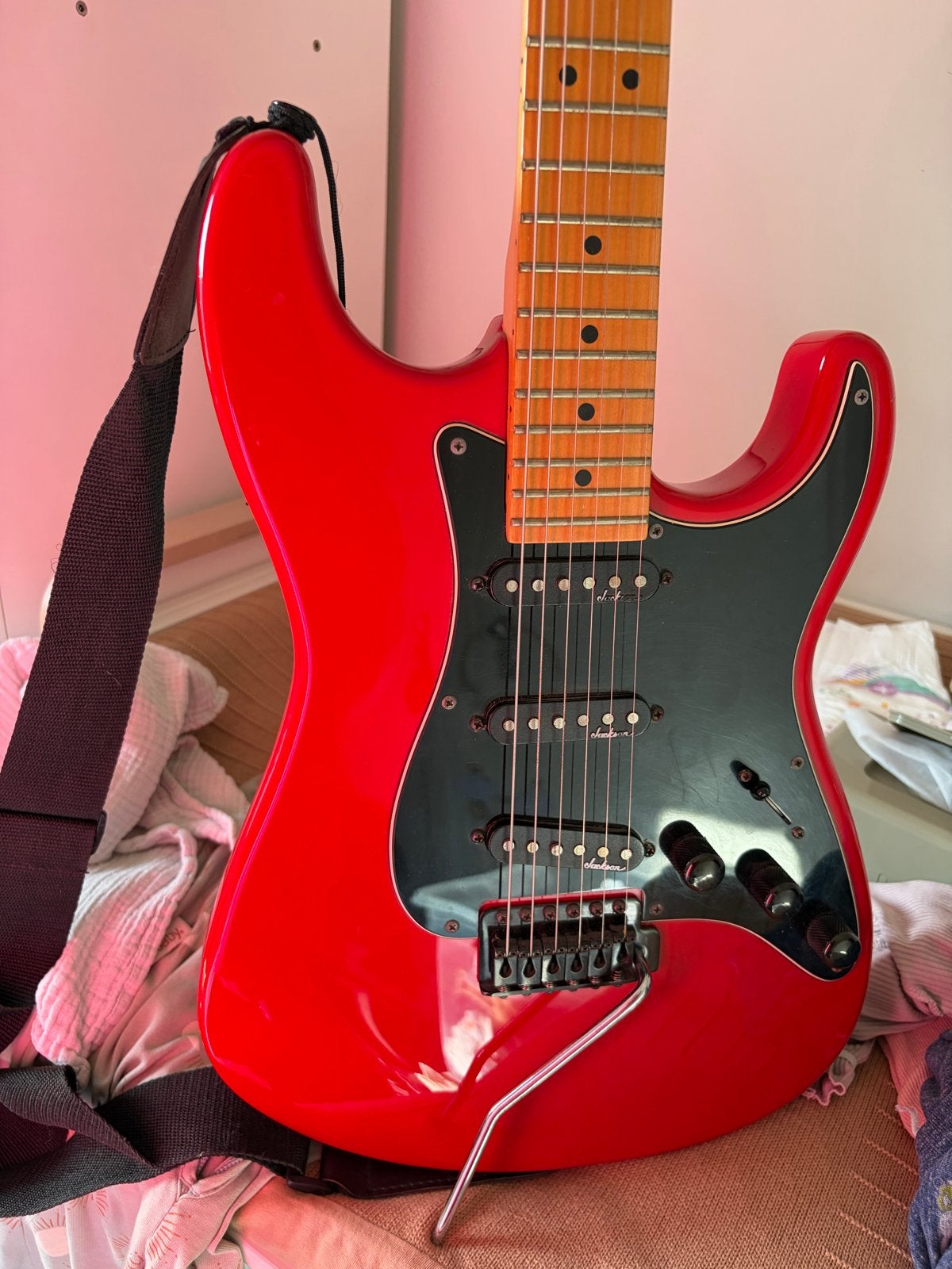 Charvel Jackson 1A SSS (eind jaren 80) met Roland Cube 40GX, Muziek en Instrumenten, Gebruikt, Met versterker, Solid body, Ophalen
