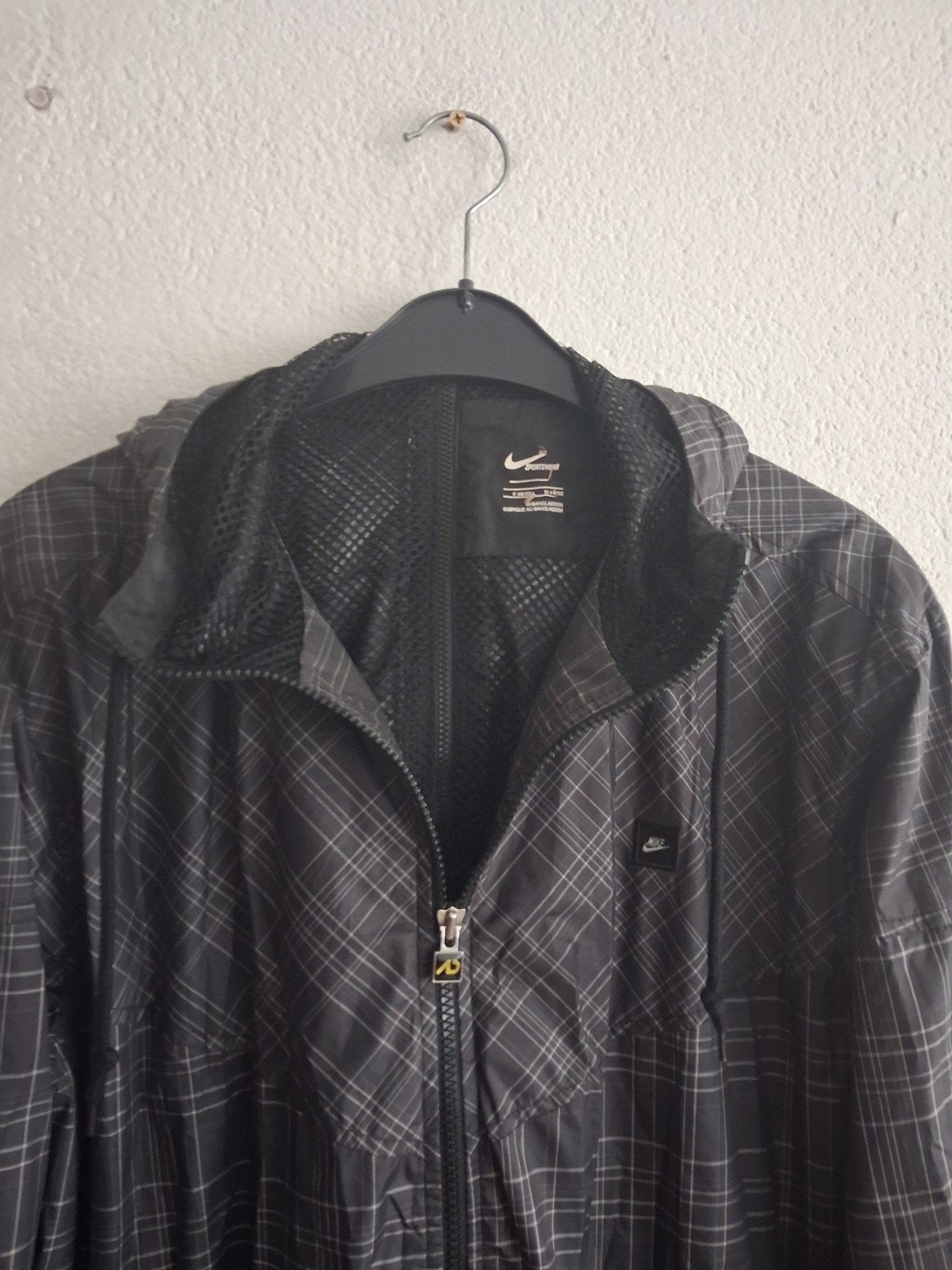 Nike Windrunner Jas - Donkergrijs met ruitpatroon, Maat 48/50 (M), Zwart, Nike, Ophalen of Verzenden