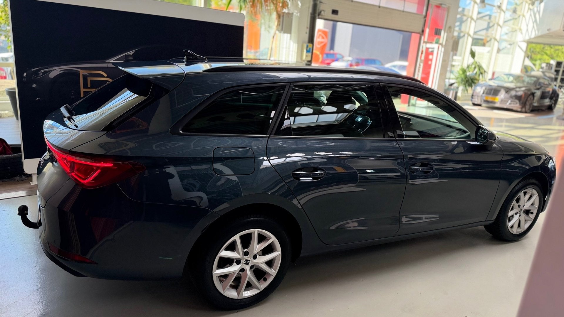Seat Leon Sportstourer 1.0 TSI Style Business Intense, Trekh, Auto's, Stof, Gebruikt, Euro 6, Verwarmde buitenspiegels