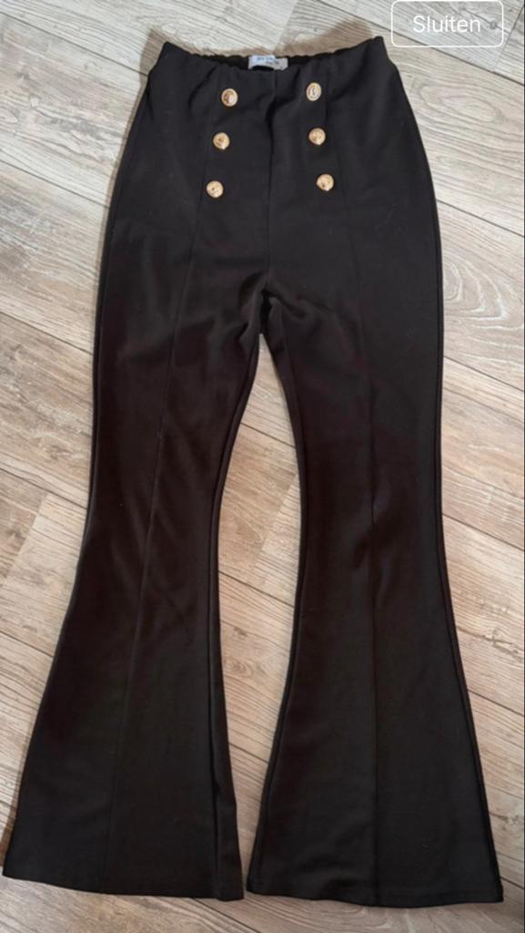 By Swan Zwarte Flared Broek met Gouden Knopen Maat M, Maat 38/40 (M), Verzenden, Zwart, Zo goed als nieuw