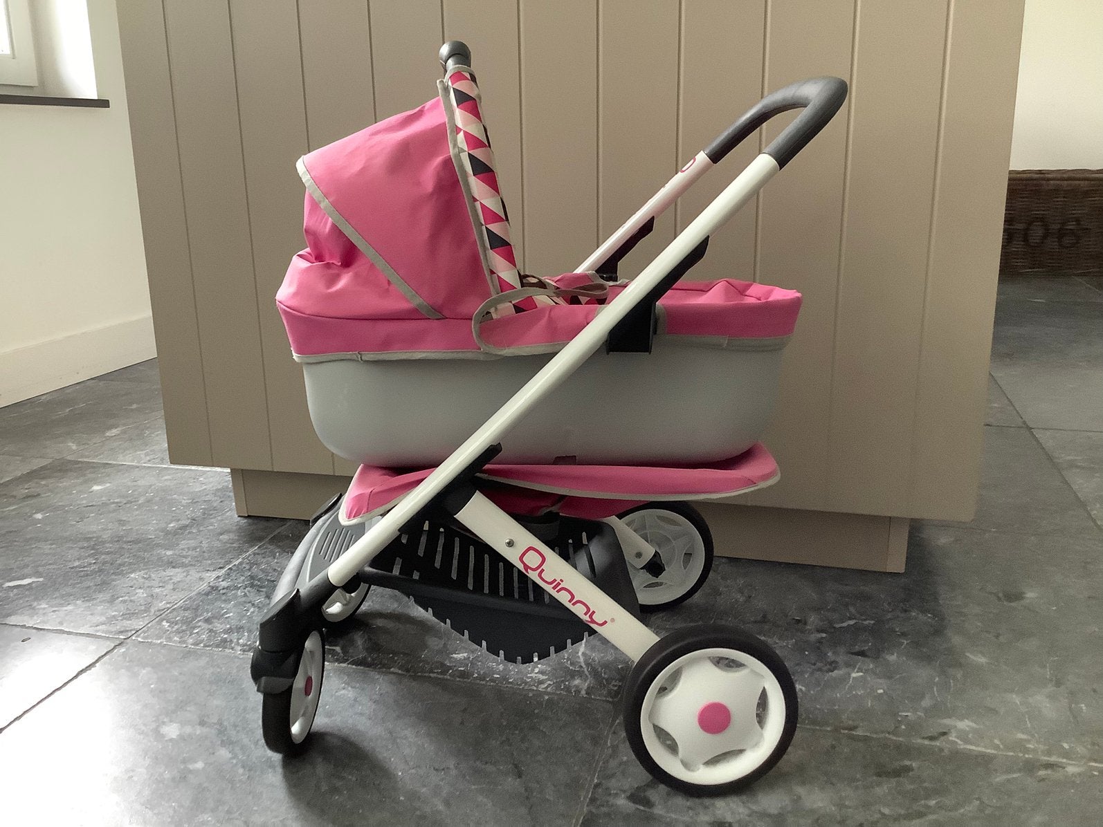Hele mooie wit met roze Quinny speelgoed kinderwagen, Kinderen en Baby's, Speelgoed | Poppen, Ophalen, Zo goed als nieuw, Babypop