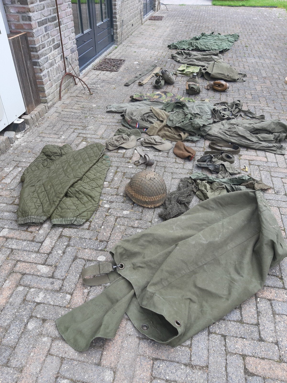 Diverse legerartikelen uit de jaren '80, Ophalen of Verzenden, Landmacht, Overige gebieden, Helm of Baret