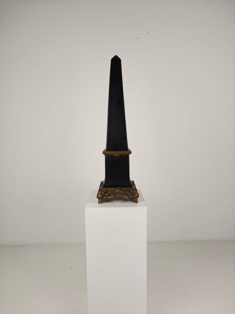 Zwarte Porseleinen Obelisk met Bronzen Ornamenten – 20e Eeuw, Ophalen of Verzenden