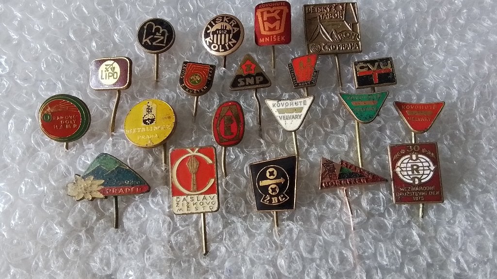 20 verschillende buitenlandse speldjes, Verzamelen, Speldjes, Pins en Buttons, Ophalen of Verzenden, Zo goed als nieuw, Overige onderwerpen