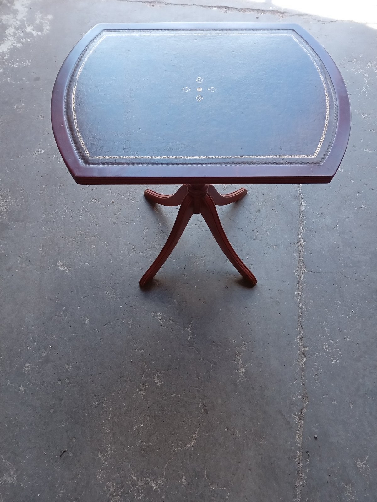 Klassieke salontafel met lederen blad, Ophalen, 50 – 75, Gebruikt, 50 tot 100 cm