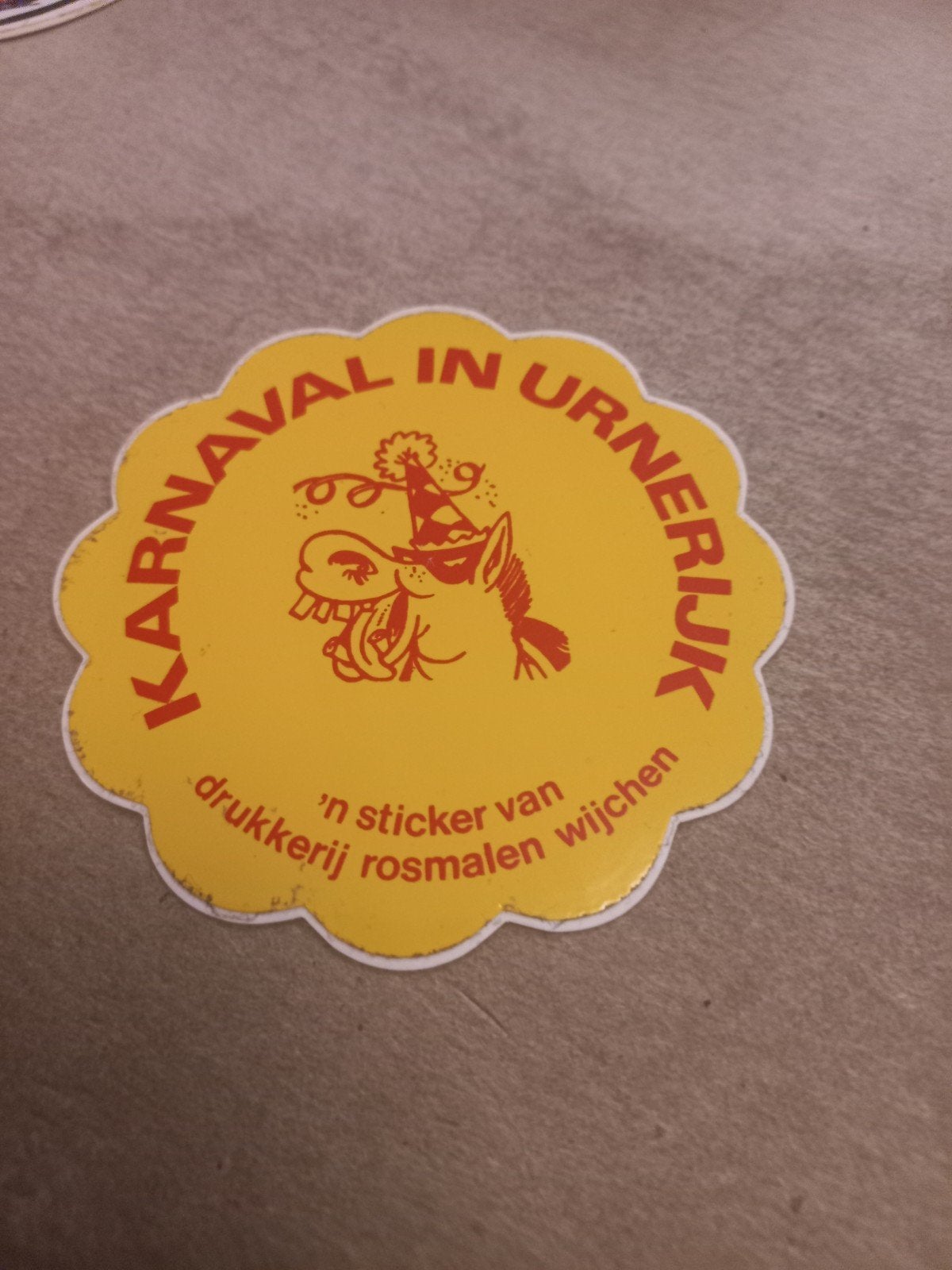 Vintage Carnaval in Urnerijk sticker Drukkerij Rosmalen, Ophalen of Verzenden, Gebruikt