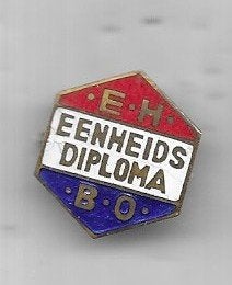 EMAILE EENHEIDS DIPLOMA E.H.B.O. BROCHE SPELD, Verzamelen, Ophalen of Verzenden, Gebruikt, Merk, Speldje of Pin