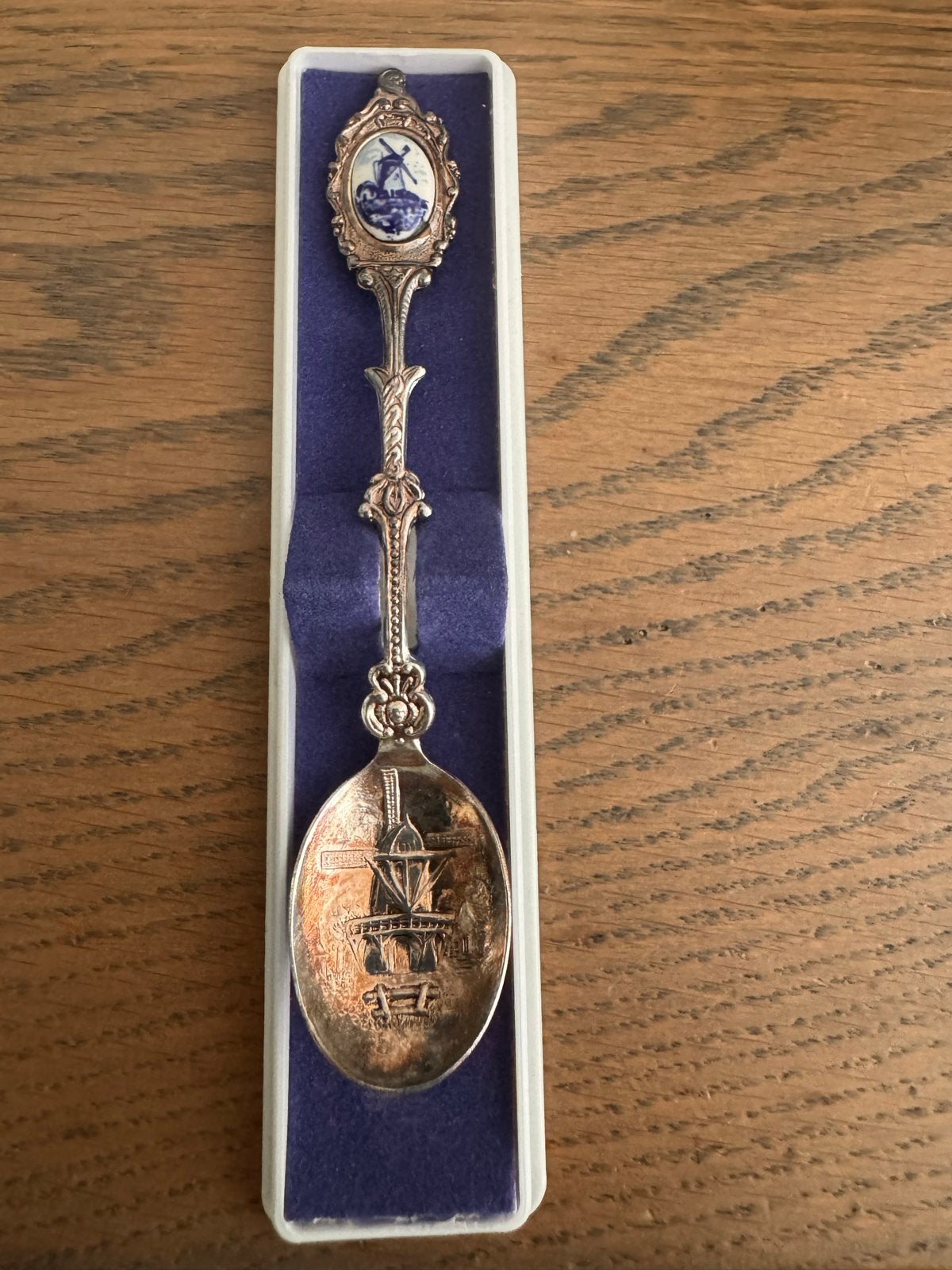 Verzilverd lepeltje met Delfts blauw en molen, Antiek en Kunst, Antiek | Bestek, Ophalen of Verzenden