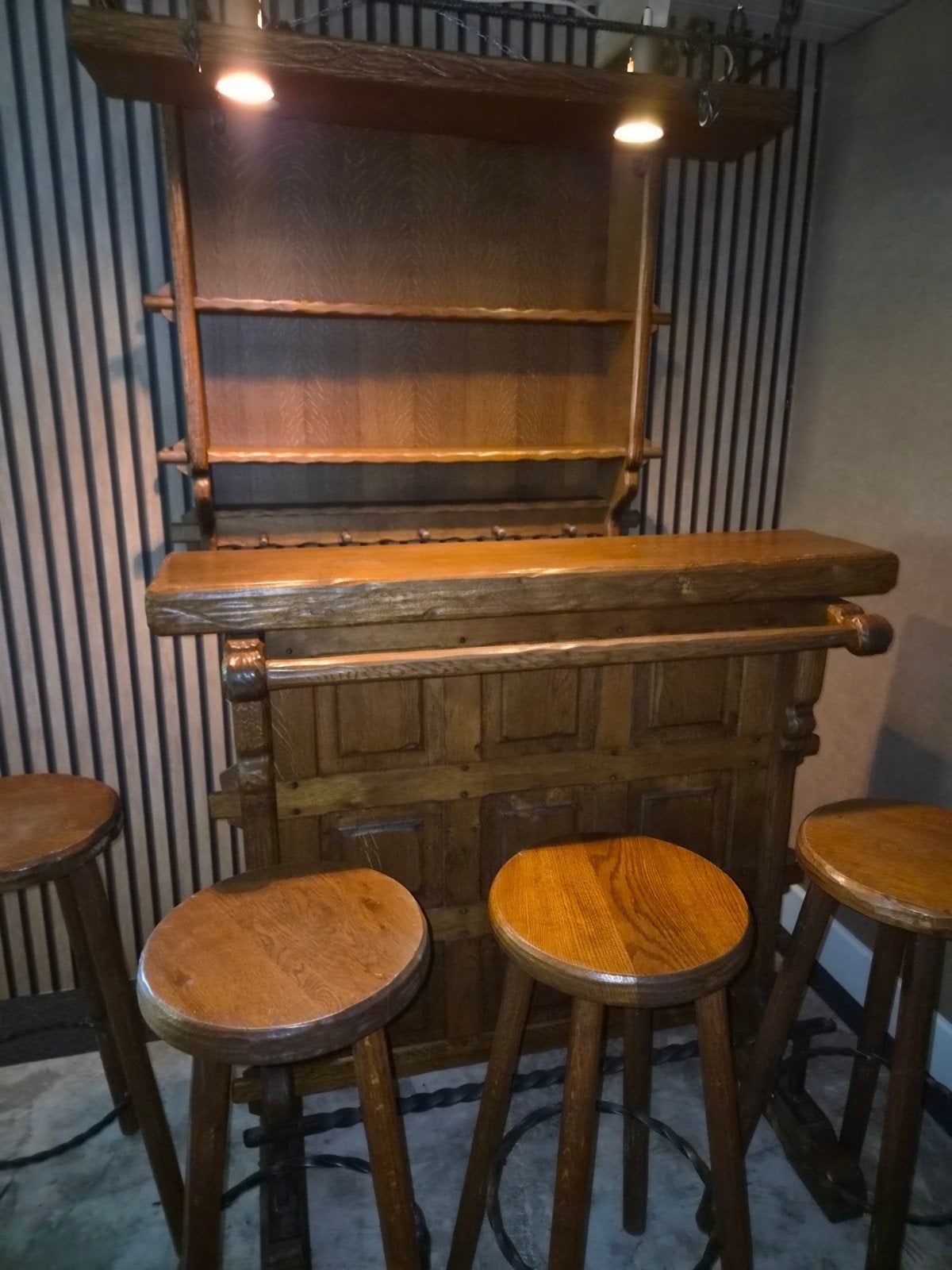 Massief eiken bar met 4 barstoelen en wandrek, Ophalen, Gebruikt, Inclusief barstoelen
