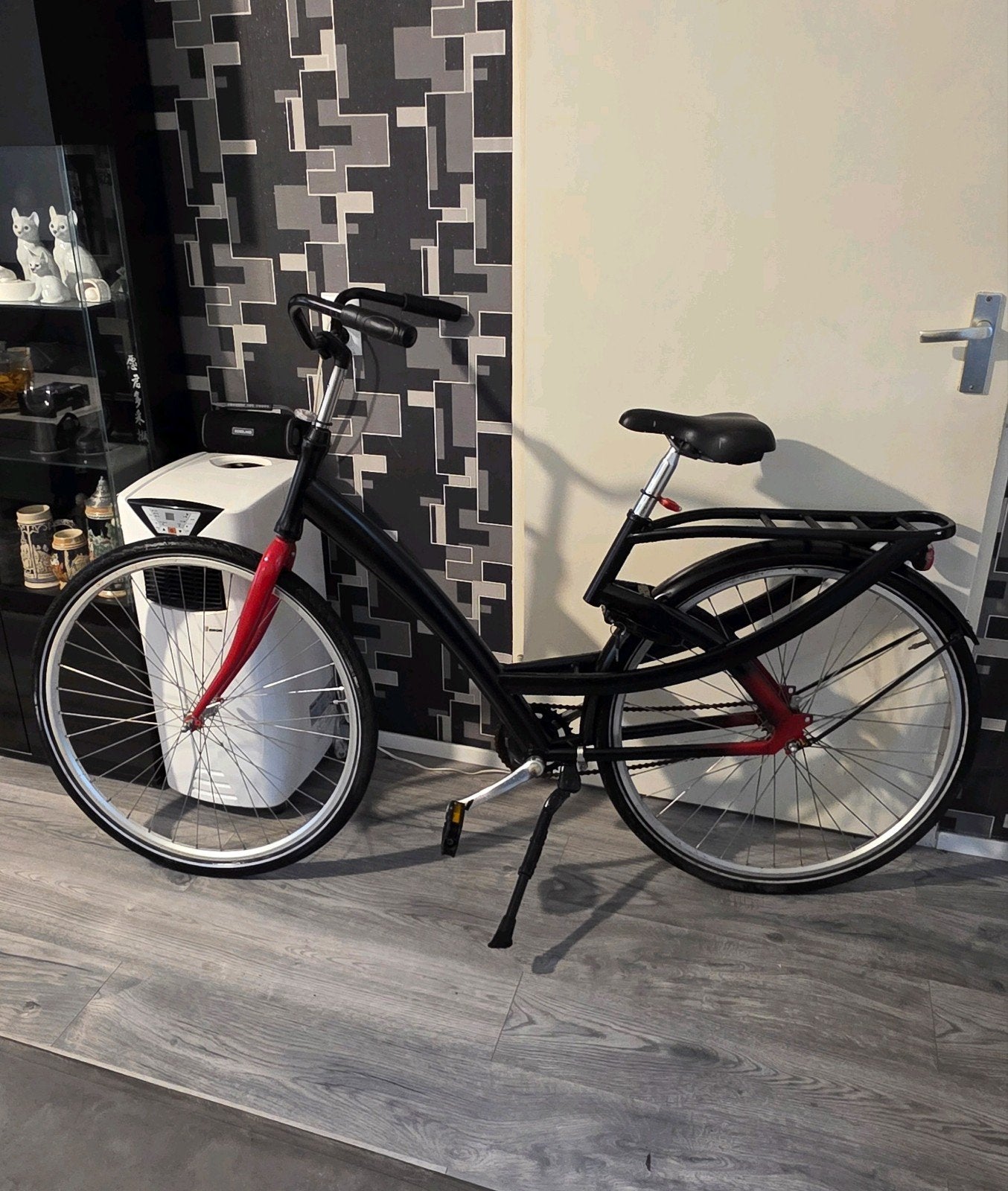 Damesfiets met zwarte kleur, Terugtraprem, (Extra) lage instap, Zo goed als nieuw, Ophalen