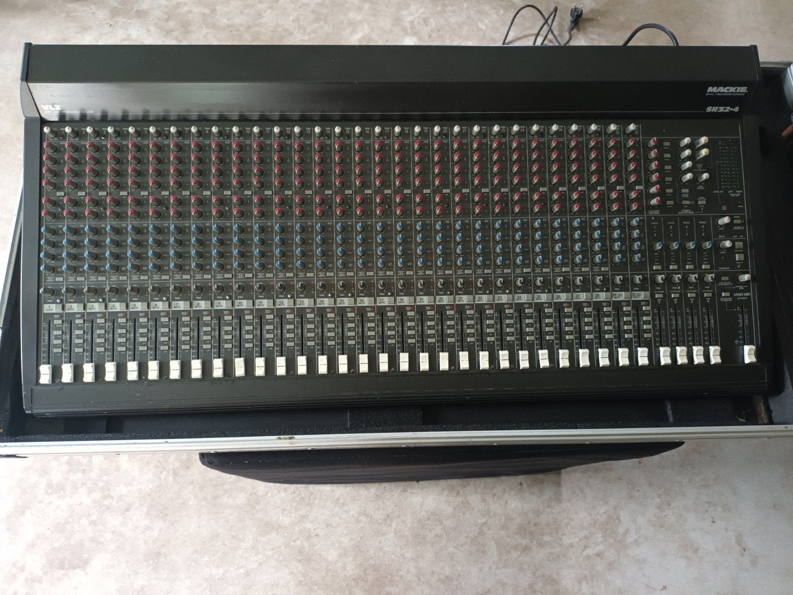 Mackie SR 32-4, Muziek en Instrumenten, Mengpanelen, Ophalen, Gebruikt, 20 kanalen of meer, Microfooningang