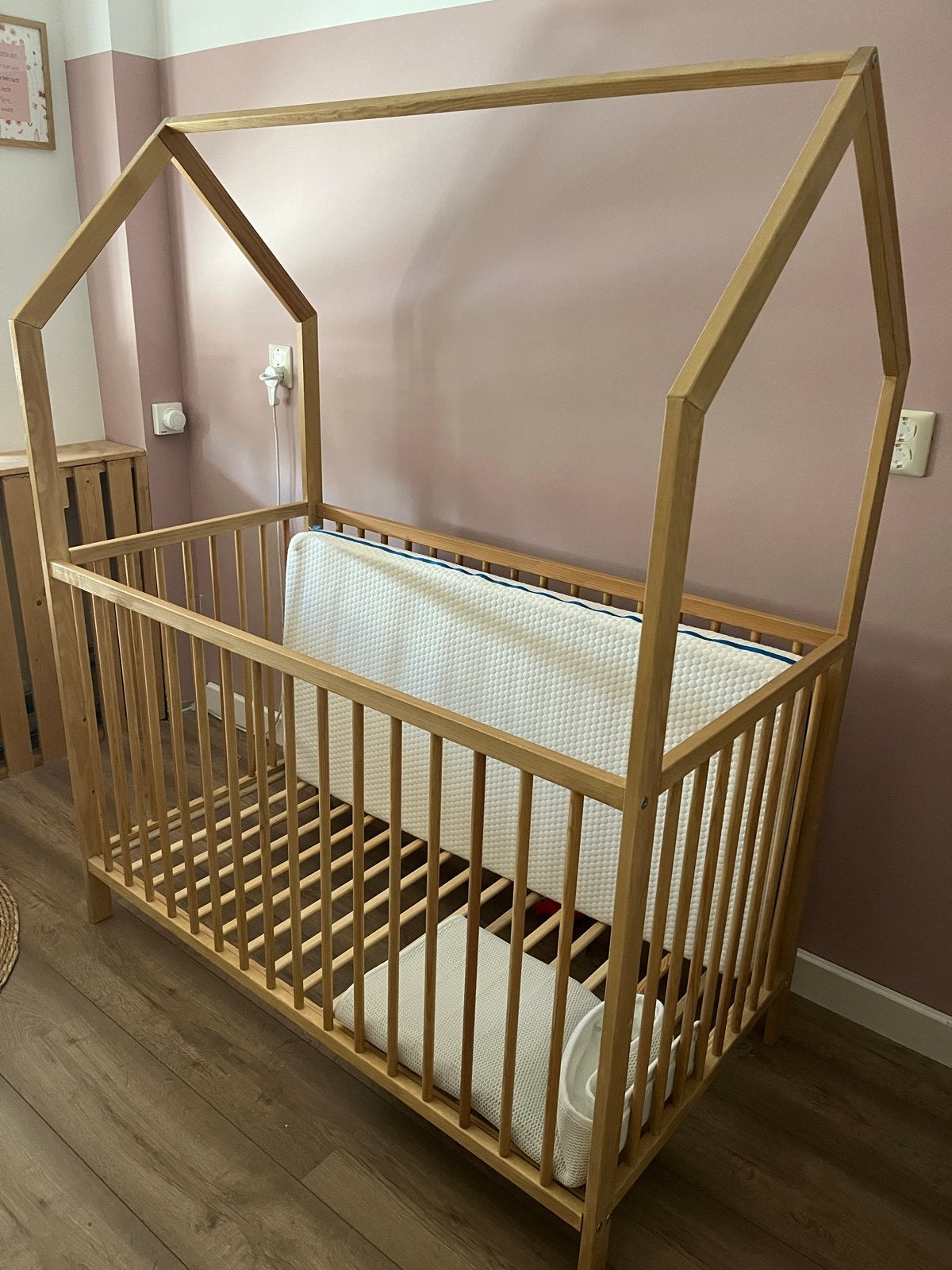 Babybed Ledikant Huisje inclusief matras, Kinderen en Baby's, Ophalen, Gebruikt, Ledikant