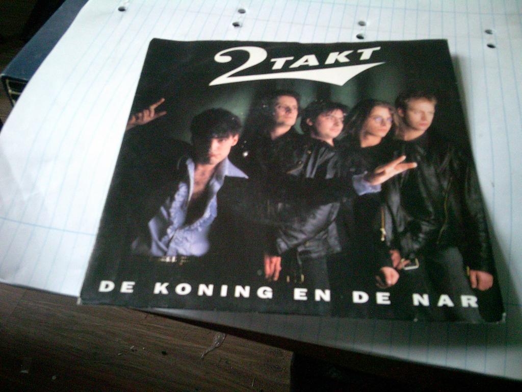 2 TAKT DE KONING EN DE NAR - HEIRKRACHT, 7 inch, 1980 - 1989, Ophalen of Verzenden, Levenslied of Smartlap