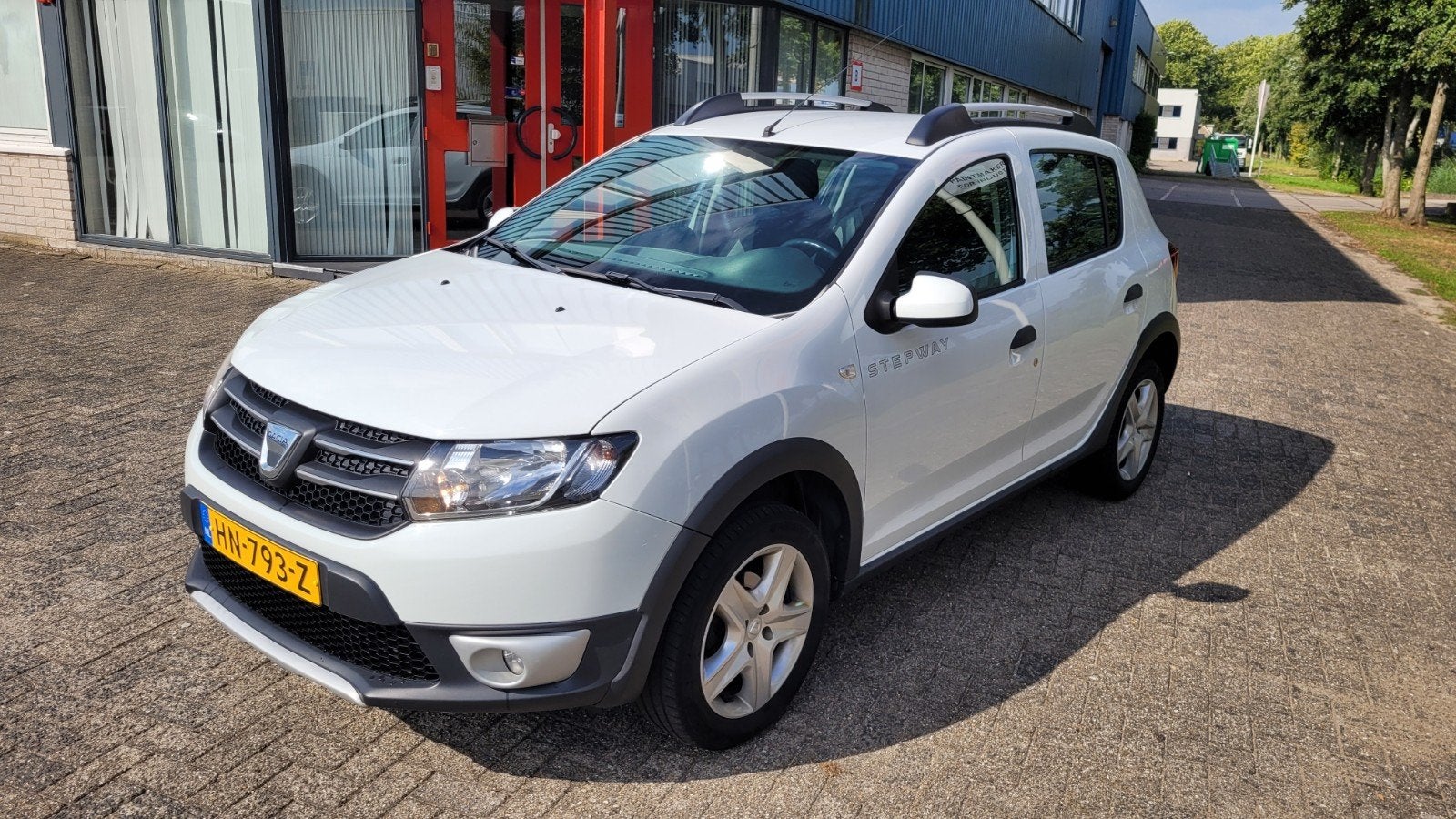 Dacia Sandero 0.9 TCE 66KW Stepway 2015 Wit 1ste eigenaar!, Auto's, Voorwielaandrijving, 898 cc, Stof, 40 €/maand