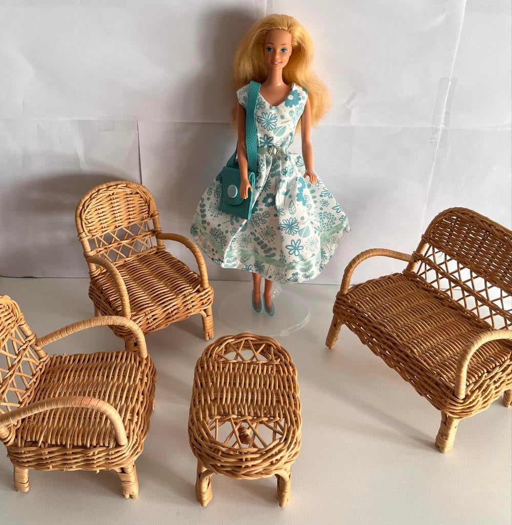 Rotan meubelset voor Barbie: bank, 2 stoelen, tafel, Ophalen of Verzenden, Zo goed als nieuw, Barbie