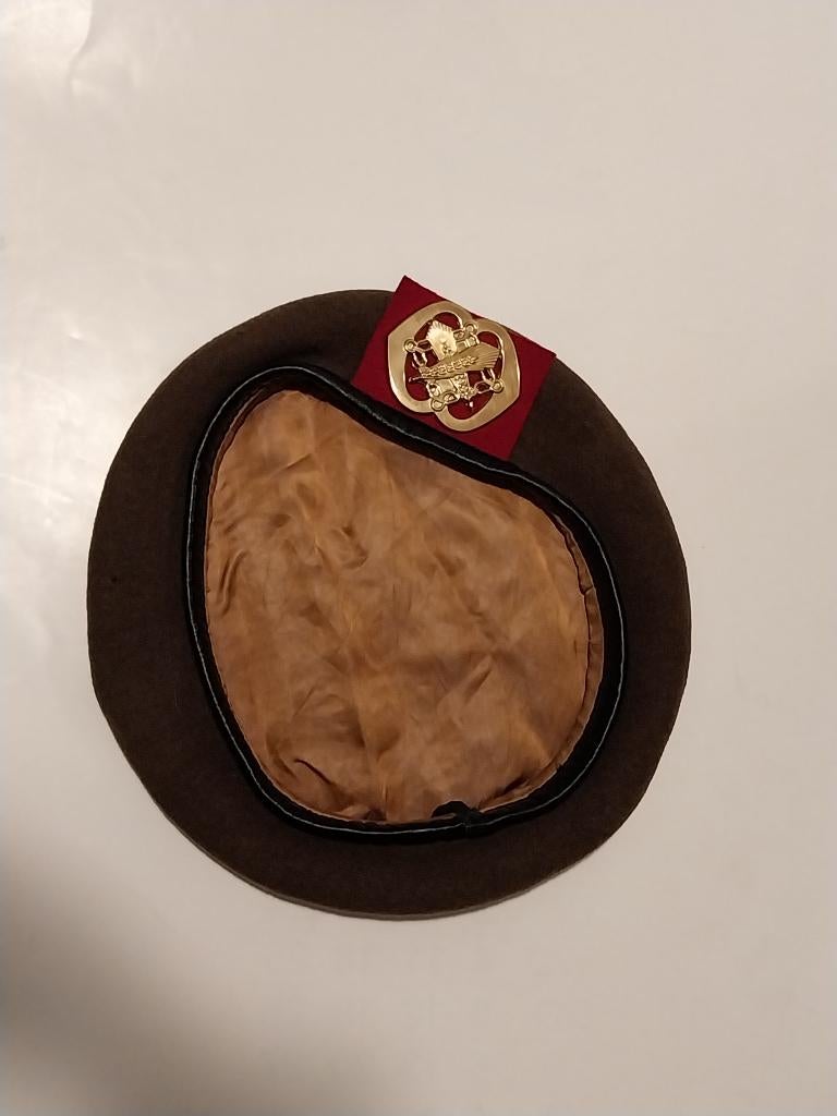 Baret met insigne Intendance KL, Maat 58, bruin/groen, 1981, Verzamelen, Ophalen of Verzenden, Landmacht, Nederland, Helm of Baret