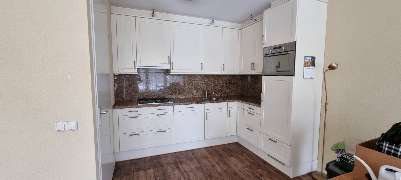 Keuken met complete apparatuur en granieten aanrechtblad., Ophalen, Gebruikt, Wit, Hoekkeuken