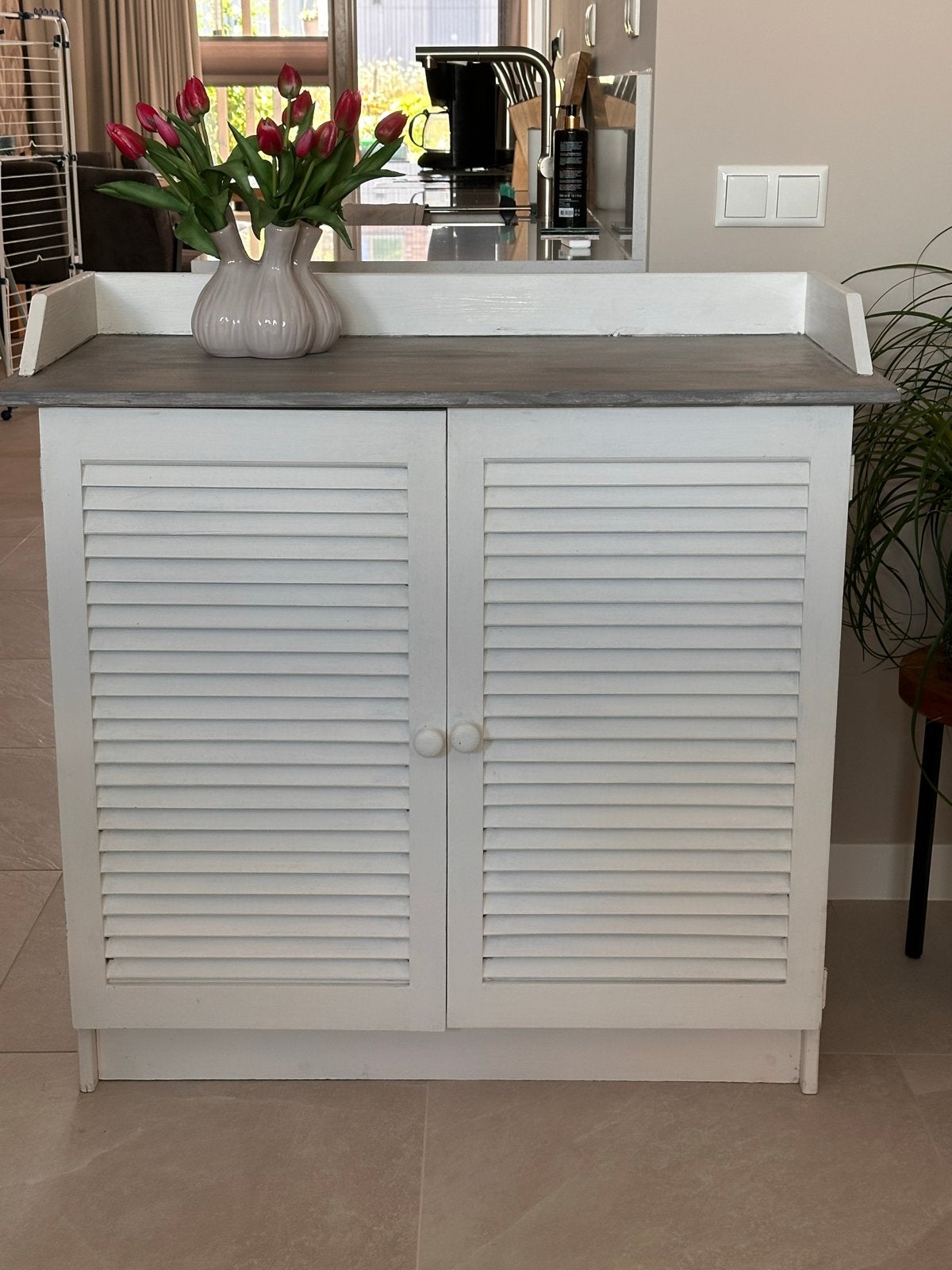 Wit massief grenen kastje/commode met louvredeuren, Ophalen, Gebruikt
