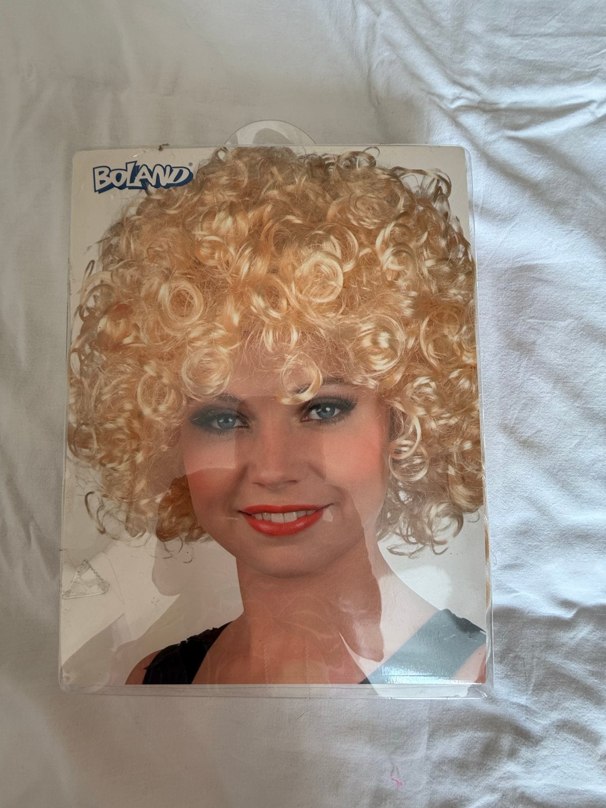 Boland Krullen Pruik Blond - Nieuw in Verpakking, Ophalen of Verzenden, Nieuw, Accessoires