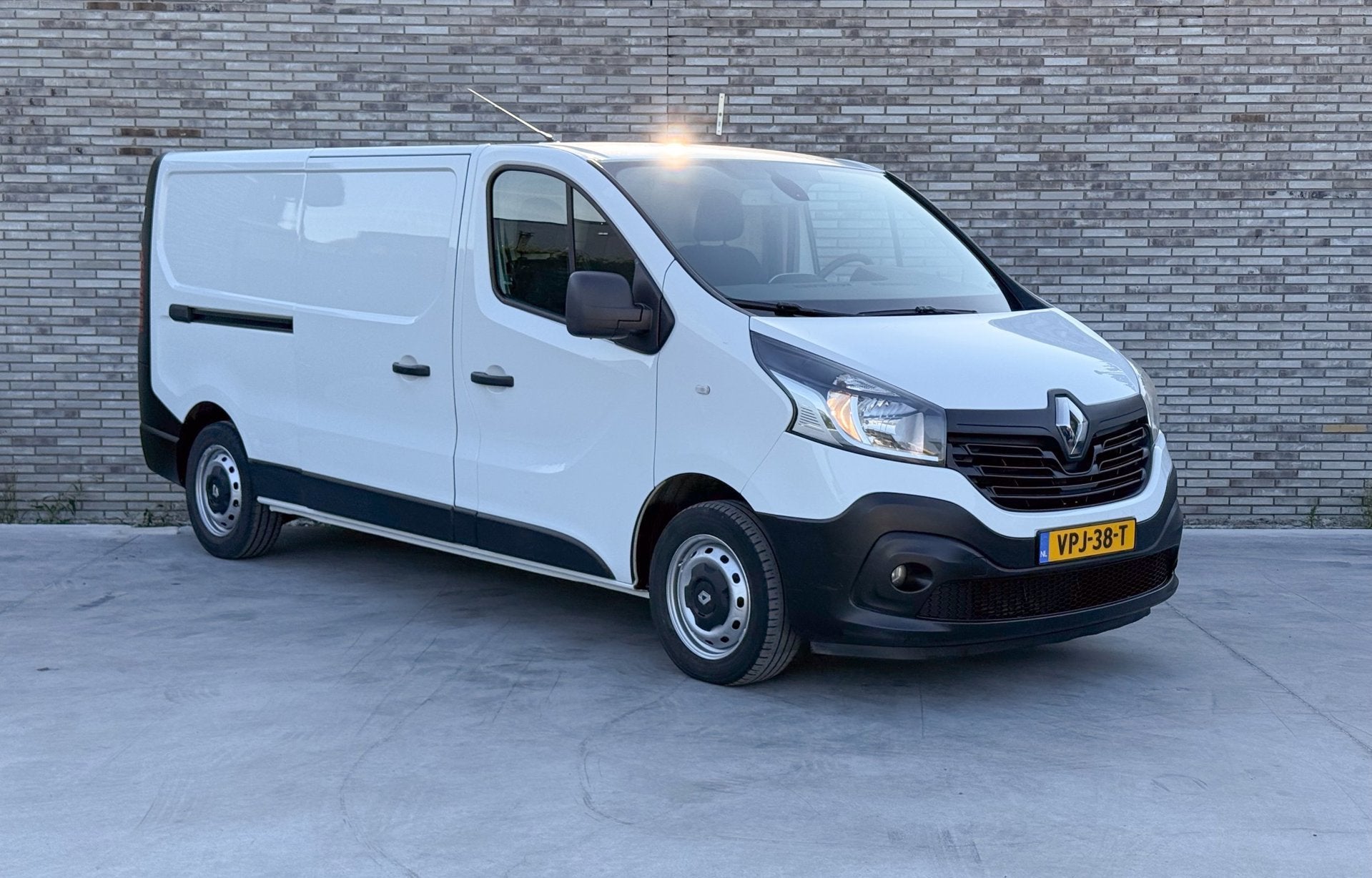 Renault Trafic 1.6 dCi T29 L2H1 * TREKHAAK * 3 PERSOONS * CA, Voorwielaandrijving, Gebruikt, 4 cilinders, Wit