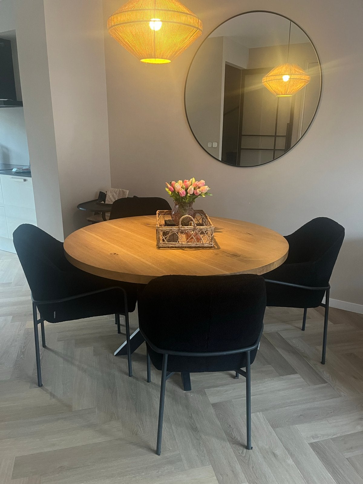 Ronde eettafel met 4 zwarte stoelen (Label 51), Huis en Inrichting, Ophalen, 100 tot 150 cm, Zo goed als nieuw, Vier personen