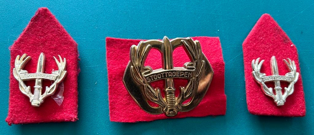 Baret en schouderembleem Stoottroepen, Verzamelen, Ophalen of Verzenden, Landmacht, Nederland, Embleem of Badge