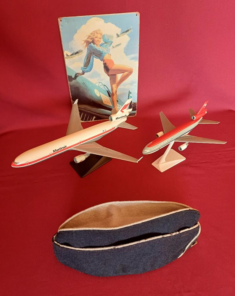 2 model vliegtuigjes 28 - 22 cm KLM bordje 20x30cm   & Baret, Ophalen of Verzenden