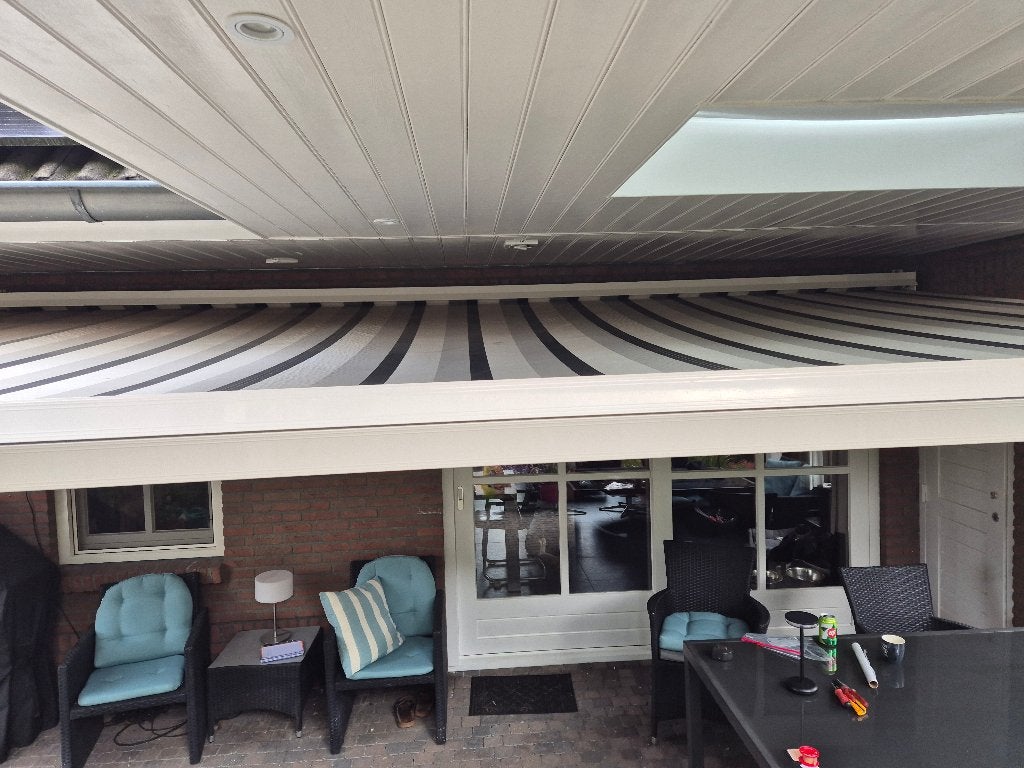 Zonnescherm; Elektrisch bedienbaar, Ophalen, 450 cm of meer, Elektrisch, Zo goed als nieuw