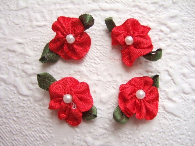 Schattig mini bloemetje op blad met parel kraaltje ~ 1,5 cm, -, -, Nieuw, Ophalen of Verzenden