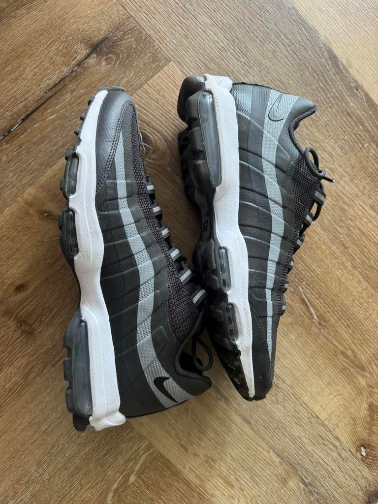 Nike Air Max 95 Essential Black Grey maat 46, Kleding | Heren, Schoenen, Ophalen, Zo goed als nieuw, Zwart